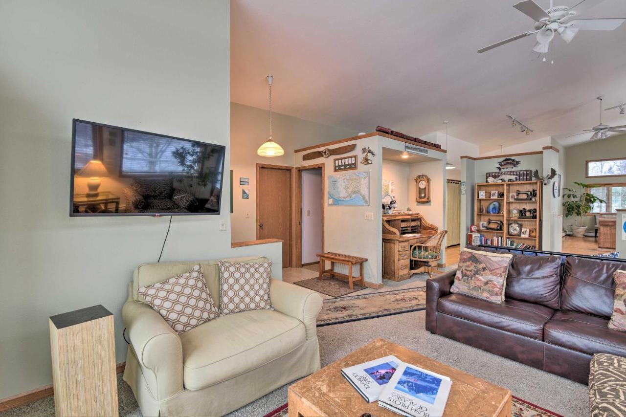 Spacious Family Home With Deck And Million-Dollar View Anchorage Eksteriør bilde